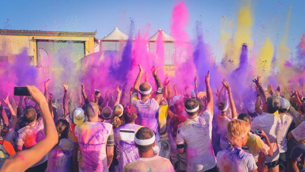 dance celebration of the arrival of the stroke color, "color run", where participants gather when they get to heaven and throw colored powders that form a rainbow of colors.